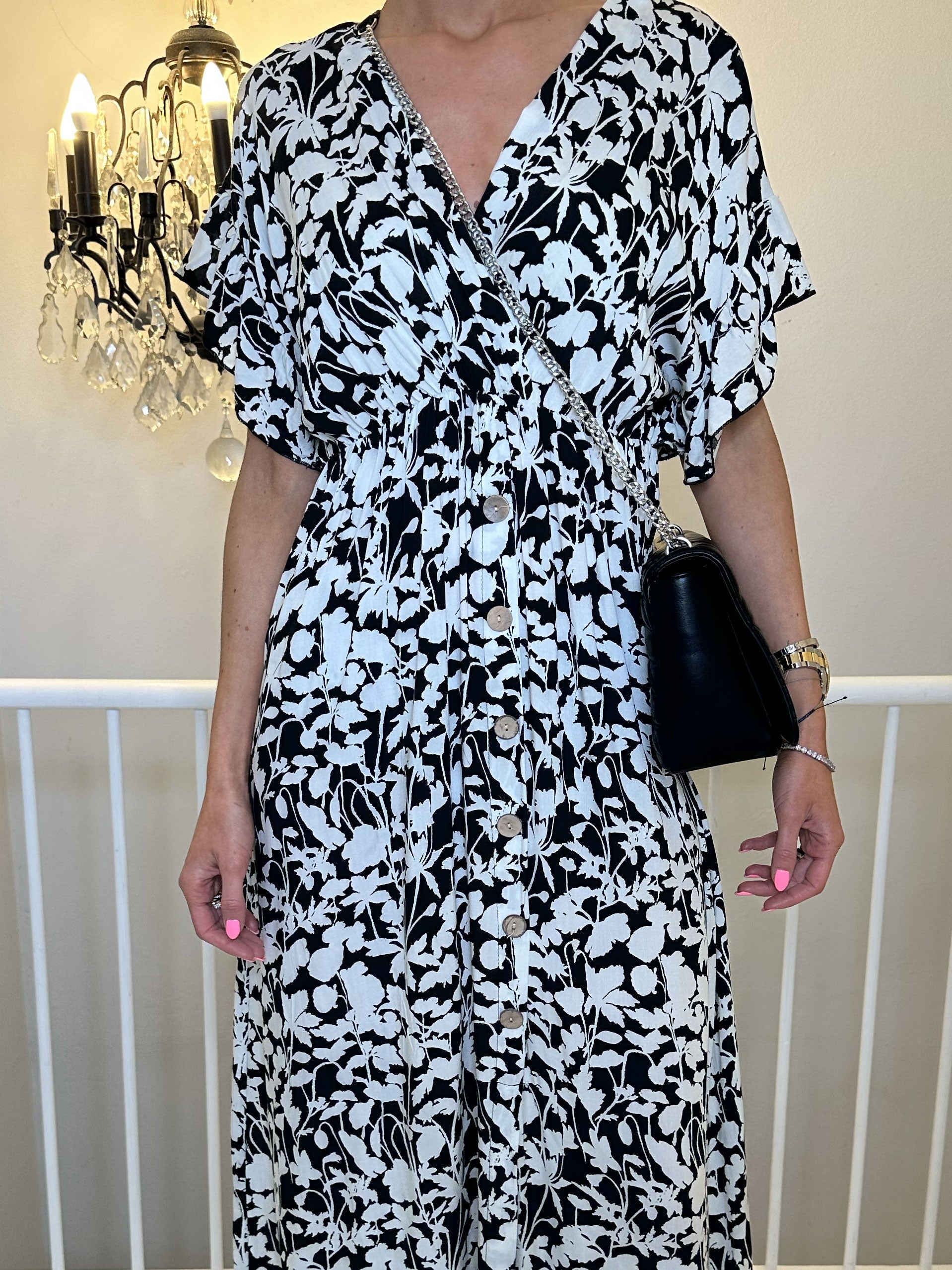 Alina Flower - Sommarklänning med blommönster och träknappar